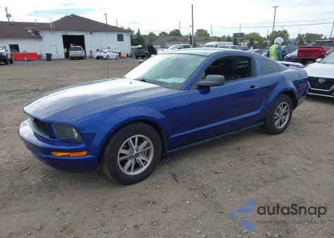 2005 Ford Mustang V6 Deluxe/V6 Premium z USA, uszkodzony, nr VIN 1ZVHT80N755236592
